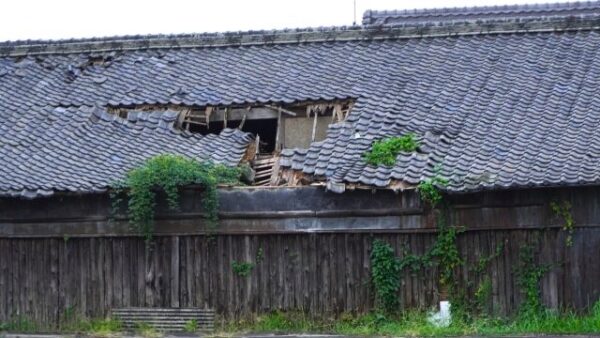 住宅　屋根　落ちる