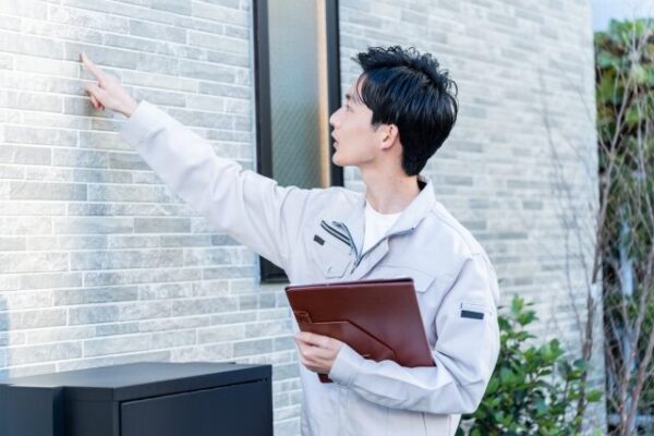 外壁を確認するスタッフ