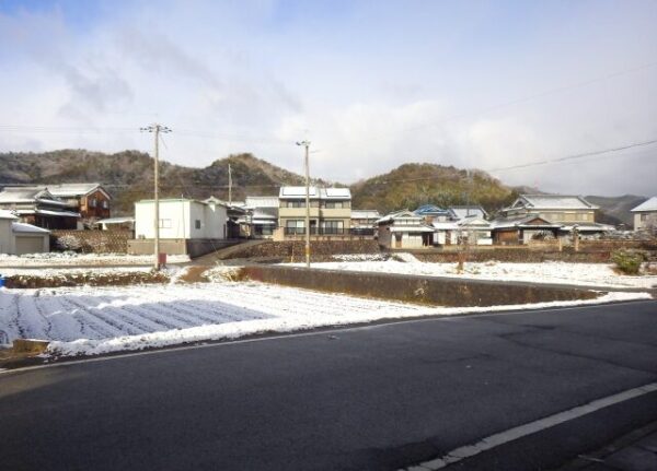 寒そうな住宅街