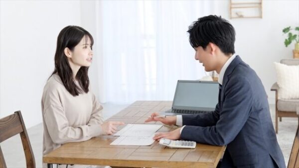 スタッフと話す女性