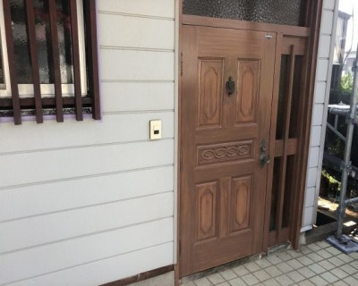 玄関扉を綺麗にしたい＜築年40年 木更津市 玄関扉アンティーク塗装＞サムネイル