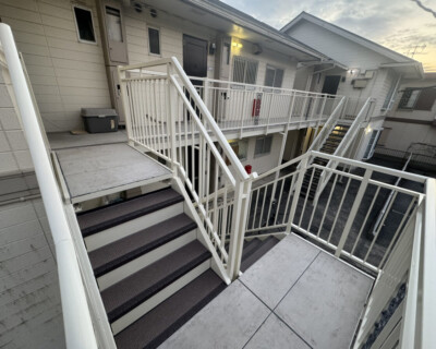 袖ヶ浦市アパート　サニーレジデンスA棟　共用通路、階段、フェンス塗装工事、階段踏み板タキステップ交換工事サムネイル