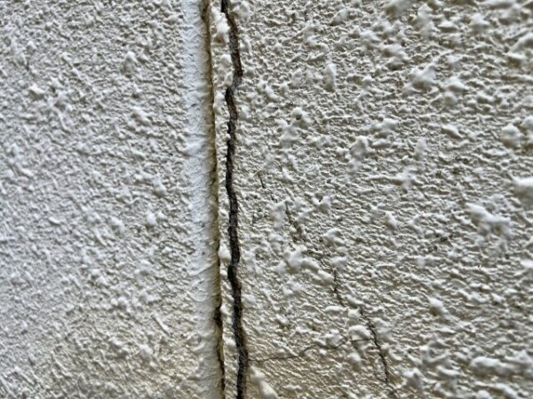 雨漏りが冬に悪化？袖ヶ浦で外壁の浸水サインを見逃さない方法。| 木更津市・君津市・袖ヶ浦市の外壁塗装専門店サムネイル