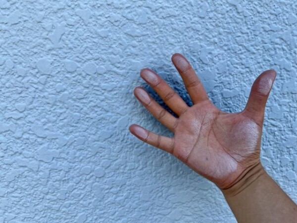 袖ヶ浦で冬に塗装して「白い粉」が出たら？初期トラブルのチェック方法と保証対応。|木更津市・君津市・袖ヶ浦市の外壁塗装専門店サムネイル