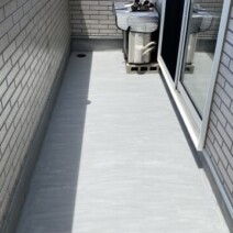 ベランダ外壁の隙間から水が…！原因とプロが教える正しい補修手順|木更津市・君津市・袖ヶ浦市の外壁塗装専門店サムネイル
